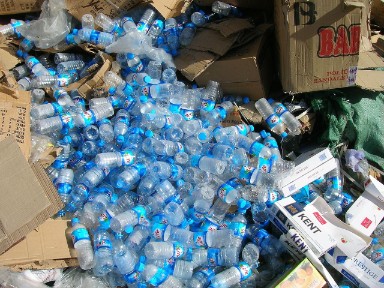 droefheid Hangen Laag plastic afval