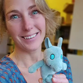 Maak je kind gratis lid van de Bibliotheek en krijg het voorleesknuffeltje van Rinus cadeau