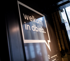 foto van het bord welkom in dbieb